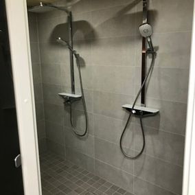Kaksi suihkua
